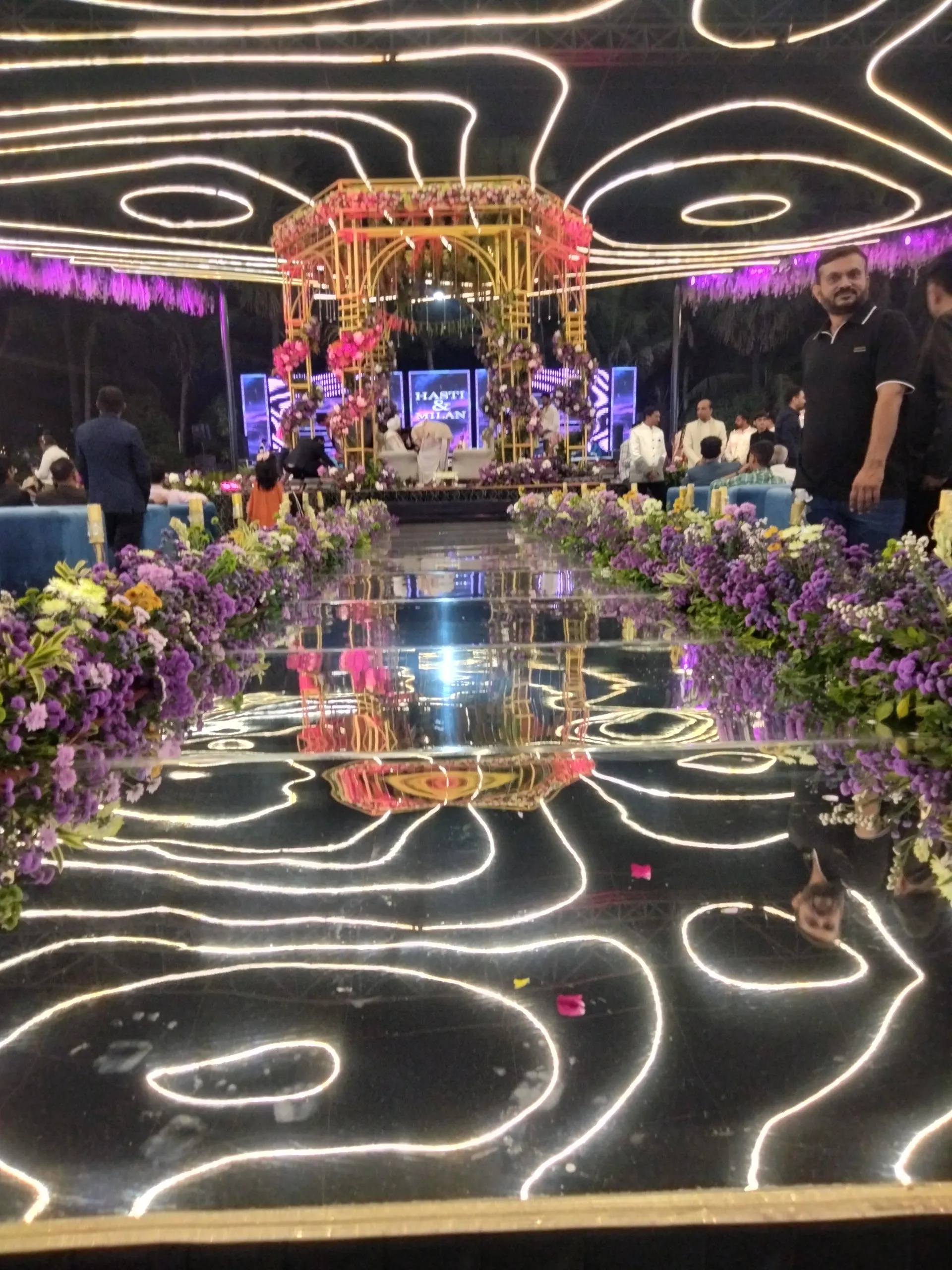 Mirror Entry — mirror-theme-15